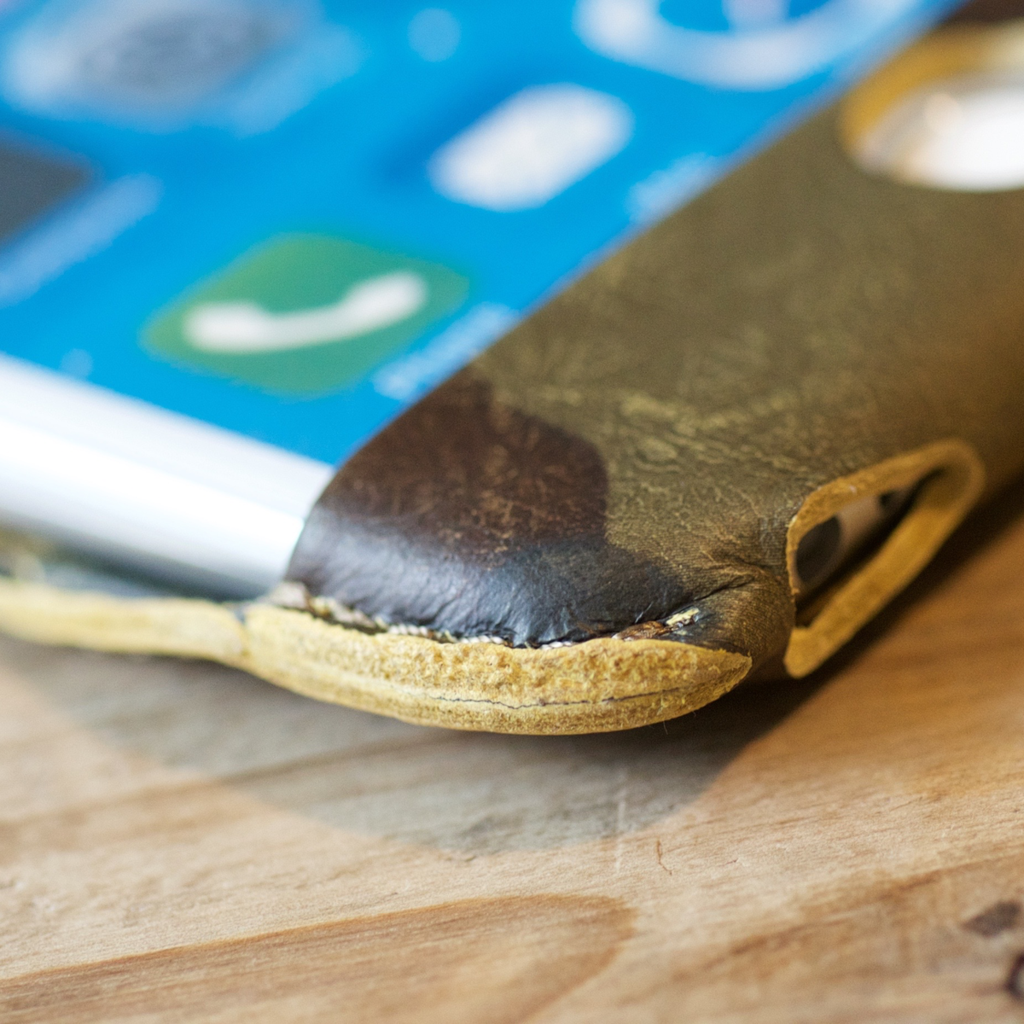 iPhone 6 Plus 用レザーケース カモフラ (グリーン)