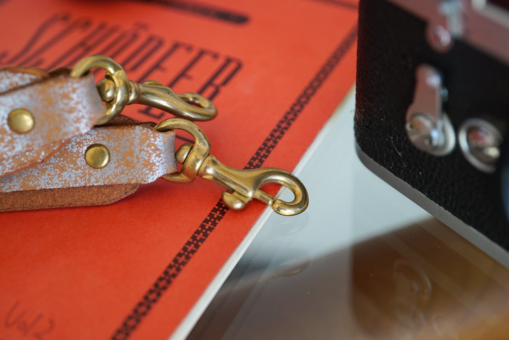 クラックレザー カメラストラップ (シルバー)