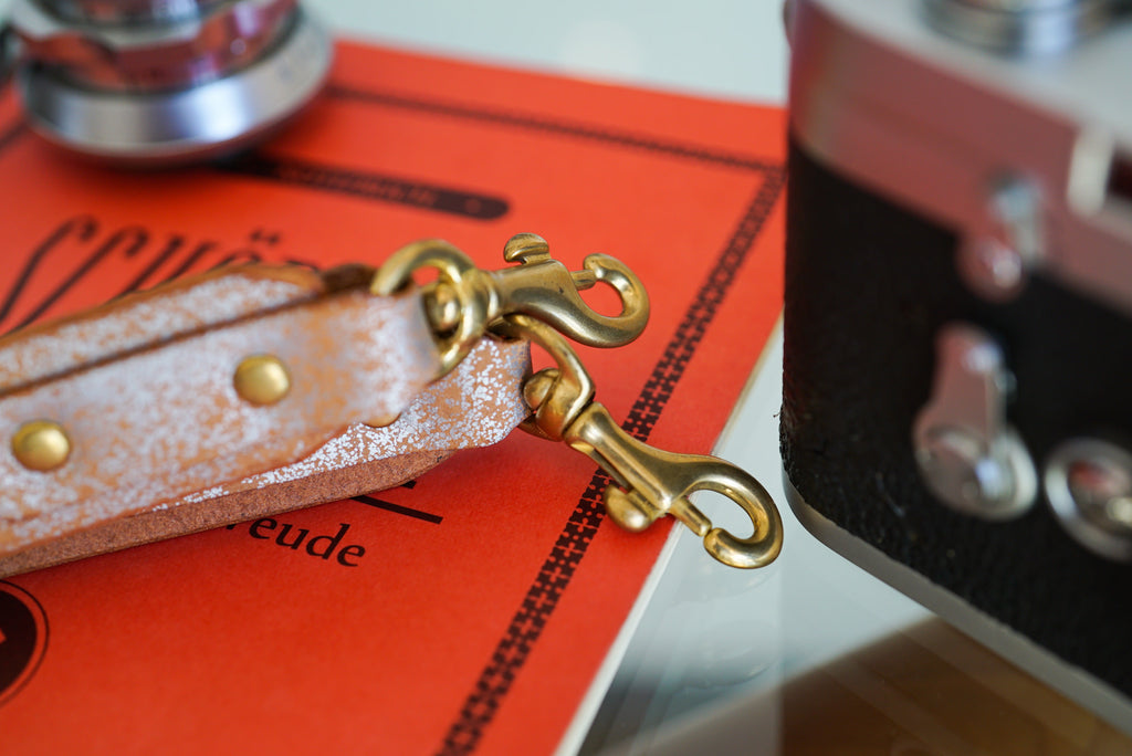 クラックレザー カメラストラップ (シルバー)