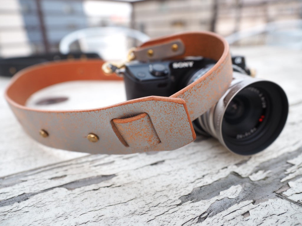 クラックレザー カメラストラップ (シルバー)