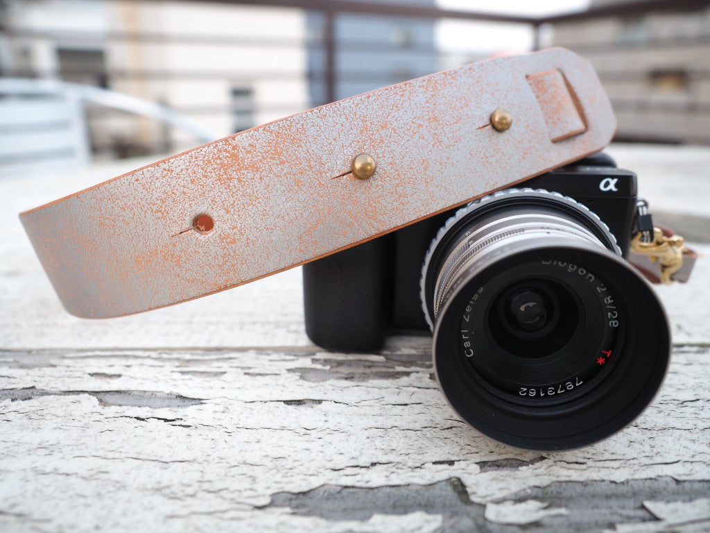 クラックレザー カメラストラップ (シルバー)